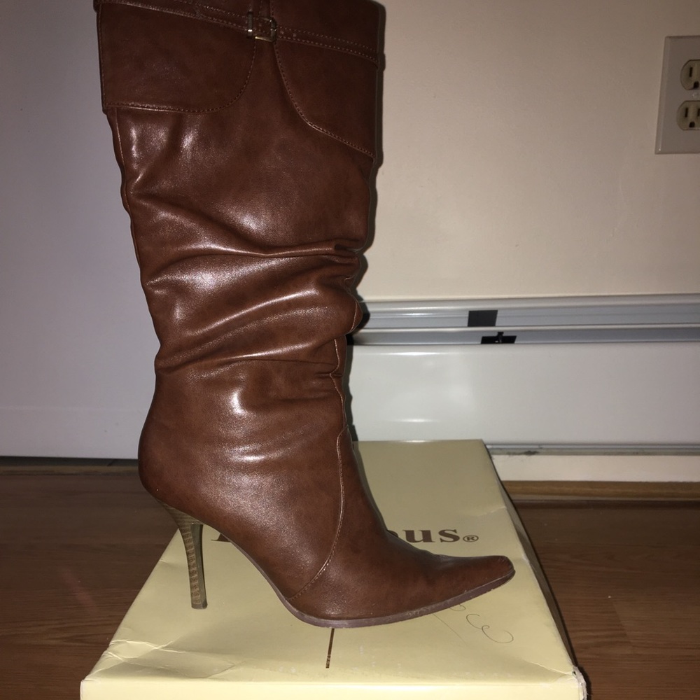 Women’s boots size 6